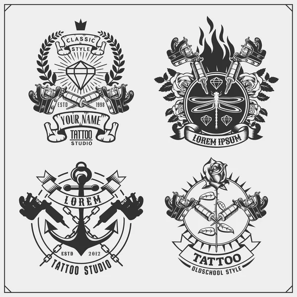 Set de etiquetas de salón de tatuajes, insignias y elementos de diseño. Emblemas de estudio de tatuaje con equipo profesional, rosa, pistola y cráneo . — Vector de stock