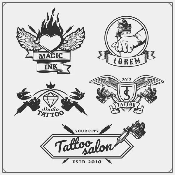 Zestaw tatuaż salon etykietki, odznaki i elementy projektu. Emblematy studio tatuażu w profesjonalny sprzęt. — Wektor stockowy