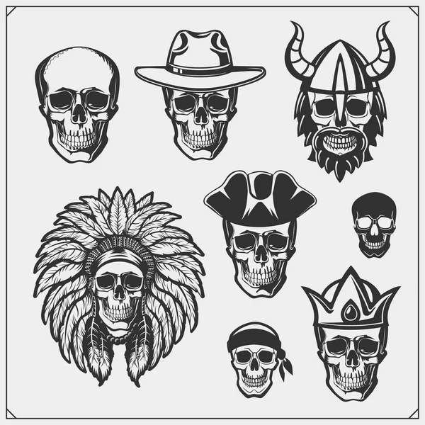 Zestaw Emblematy Etykiety Czaszki Król Viking Indian Pirat — Wektor stockowy