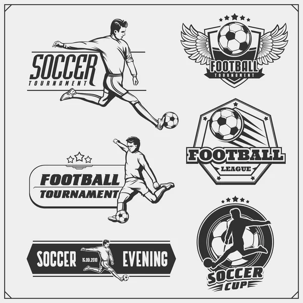 ベクトルのサッカーとサッカーのエンブレム ラベル デザイン要素のセットです プレイヤーのシルエット — ストックベクタ