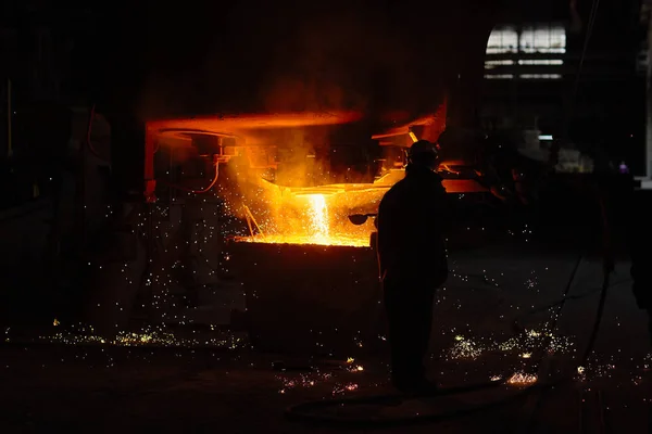 Ingot casting. Elektromos kemence bolt — Stock Fotó