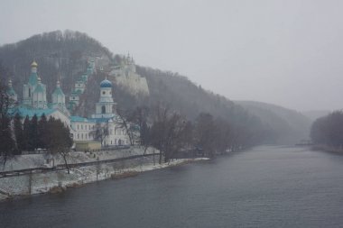  Sviatogorsk Lavra ve kutsal dağ siste