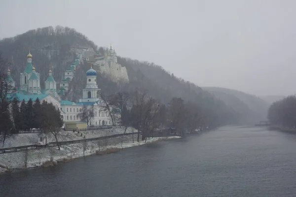 Swjatogorsker Lavra und heilige Berge im Nebel — Stockfoto