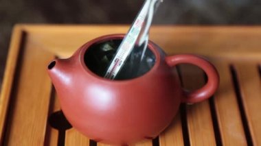 Yeşil çay gibi demleyin. 78 derece santigrat