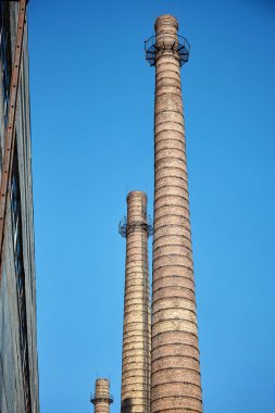 Endüstriyel bitki ekolojisindeki tuğla bacalar.