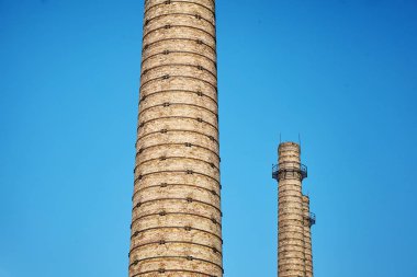 Endüstriyel bitki ekolojisindeki tuğla bacalar.