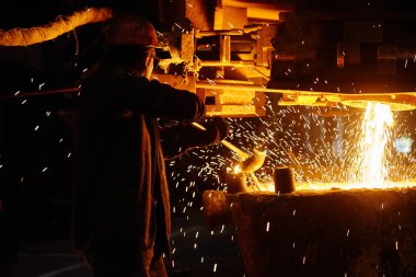 Ingot Cast 'te çelikçi. Metalürji.