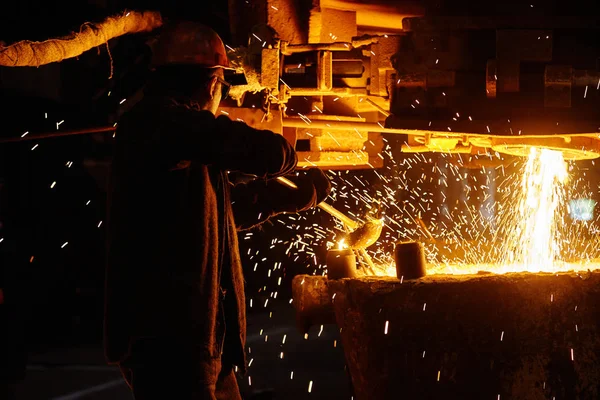Steelmaker at ingot casting. Metallurgy. — Stock Photo, Image