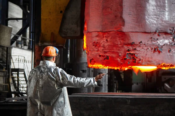 Worker Blacksmith Protective Clothing Forging Shop — Stock Photo, Image