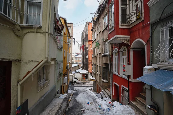 Tarlabashi v Istanbulu - nebezpečná oblast pro cestovní ruch. — Stock fotografie