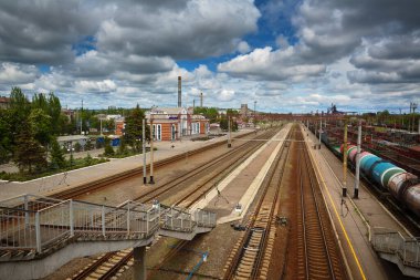 Karantina covid-19 'daki tren istasyonu. Kramatorsk, Donetsk bölgesi, Ukrayna