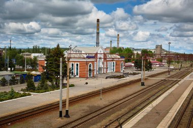 Karantina covid-19 'daki tren istasyonu. Kramatorsk, Donetsk bölgesi, Ukrayna