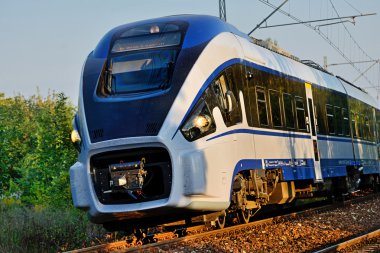 Yolcu treni. Lehçe Demiryolları.