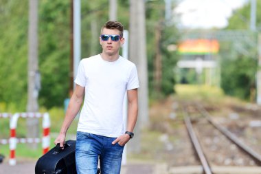 Tren istasyonunda genç adam.