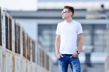 Güneş gözlüklü genç adam..