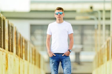Güneş gözlüklü genç adam..