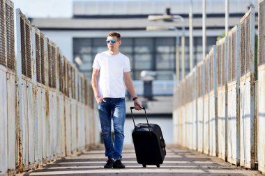 Tren istasyonunda genç adam.