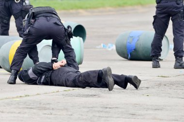 Polis tutuklama sırasında