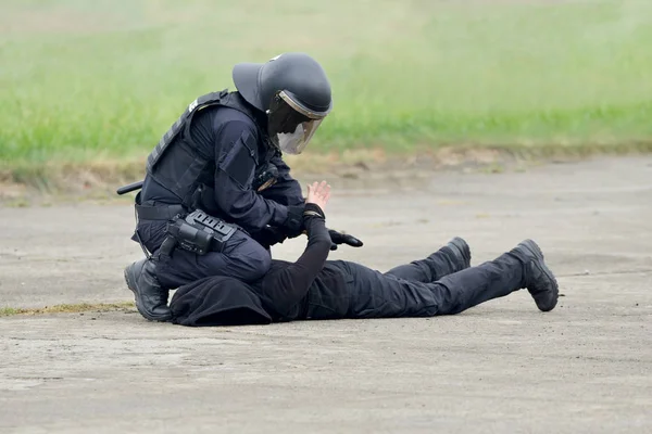 Полиция во время ареста — стоковое фото