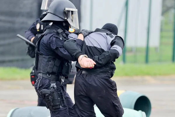 La polizia durante l'arresto — Foto Stock