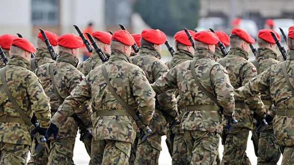 askerler geçit üzerinde