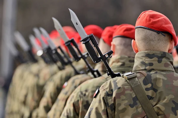 askerler geçit üzerinde