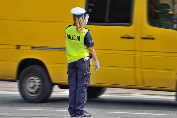 Poliziotte Che Dirigono Traffico Polonia — Foto Stock