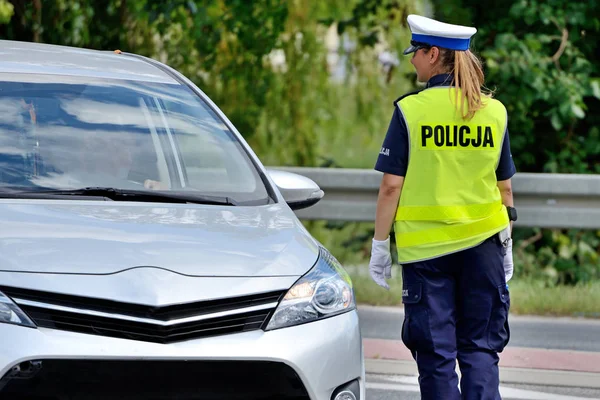 Poliziotte Che Dirigono Traffico Polonia — Foto Stock