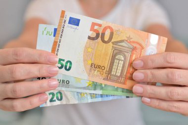 Euro banknotları. Bir kadının elinde para.