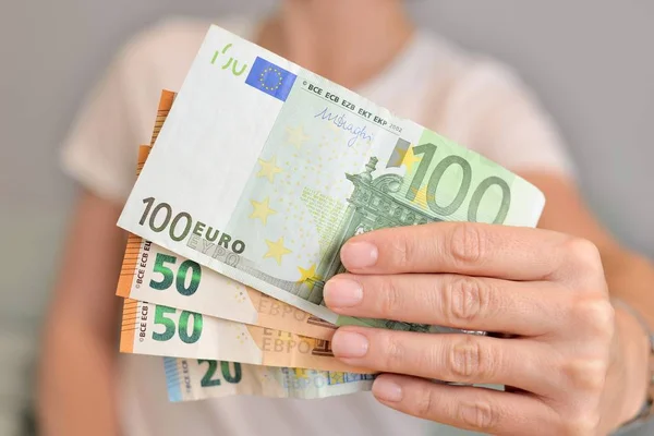 Eurobankbiljetten Geld Hand Van Een Vrouw — Stockfoto