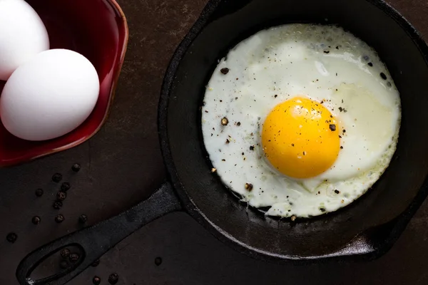 Een Enkele Zonzijde Een Koekenpan Gietijzer — Stockfoto