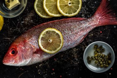 Red snapper için limon Kapari tereyağı sosu malzemeler ile