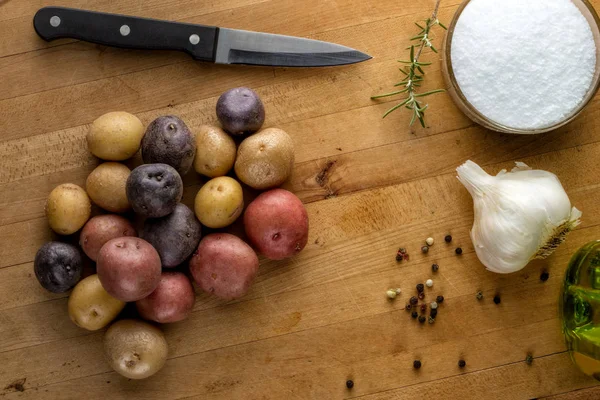 Baby aardappelen en ingrediënten — Stockfoto