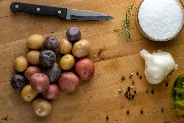 Bebek patates ve malzemeler