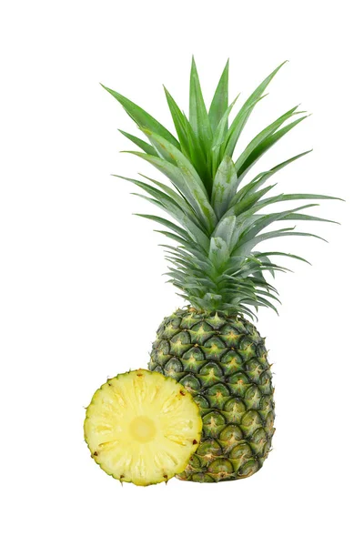 Ananas z plastrami izolowanymi na białym. — Zdjęcie stockowe