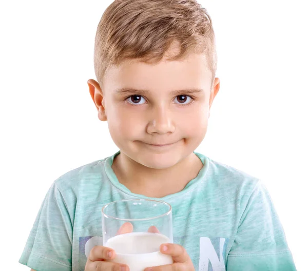 Aranyos kisfiú egy pohár tele friss tejet, elszigetelt, fehér alapon kék póló. Szép baby boy gazdaság tej vagy kefir, a elszigetelt fehér háttér. Egy aranyos fiú tejjel. — Stock Fotó