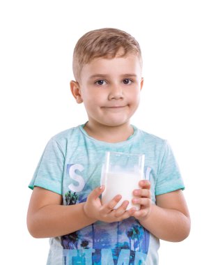 Tatlı bir çocuk mavi tişört içinde süt, beyaz bir arka plan üzerinde izole tutuyor. Sarı saçlı küçük bir çocuk ve bir bardak süt tutan mutlu görünüyor. Sevimli küçük bir çocuk ile bir bardak sütle dolu.