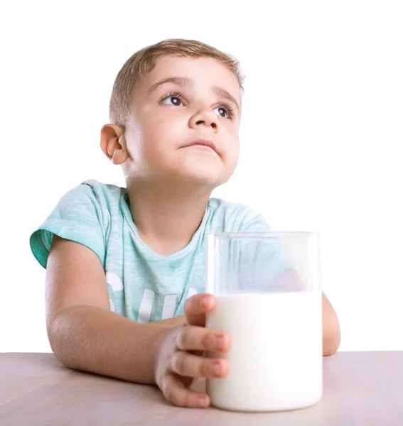 Egy hatalmas üveg egészséges ízletes tejet a kéz tele egy imádnivaló és szomorú apró gyerek a szőke haj, kék pólóban, elszigetelt fehér background. — Stock Fotó