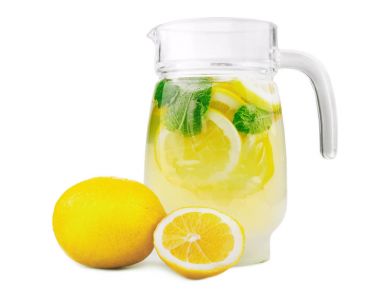 Bir sürahi taze nane yaprakları ve parlak sarı limon limonata. Limon ve nane, taze limonata içmek beyaz arka plan üzerinde izole.