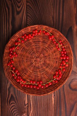 Yakın çekim resmini dik olarak sağlıklı, lezzetli ve parlak Frenk üzümü. Frenk üzümü vitamin tam renkli. 