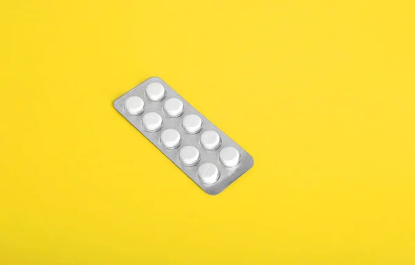 Φαρμακευτικές βιταμίνες, χάπια, δισκία, φάρμακα. Καψάκιο χάπια. Φυτικά χάπια σε φωτεινό κίτρινο φόντο. — Φωτογραφία Αρχείου