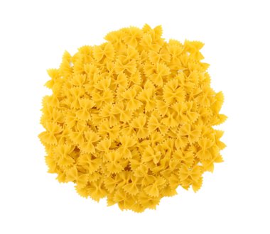 Pişmemiş sarı farfalle beyaz izole zemin üzerinde. Tipik İtalyan yemeği makarna. Vejetaryen yemeği. Kuru lezzetli makarna.
