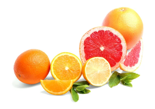 Delicious citrus fruit. Multi-colored lemons, grapefruits and oranges, isolated on a white background. Fresh citrus fruits. Vitamin C. — Stock Photo, Image