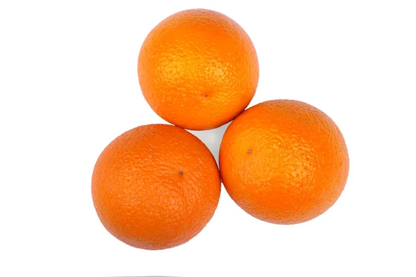 Drie tropische en exotische, gezonde sinaasappelen, geïsoleerd op een witte achtergrond. Een biologische, verse en helder oranje vitaminen. Rijp citrus fruit. Oranje vruchten. — Stockfoto