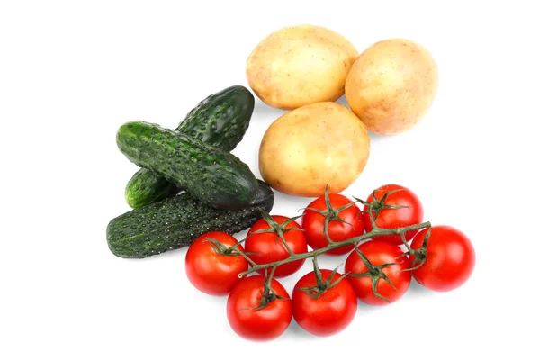 Група зі смачними помідорами, огірками та картоплею, ізольована на білому тлі. Здорові поживні овочі, повні вітамінів. Натуральні інгредієнти для смачної вечері . — стокове фото