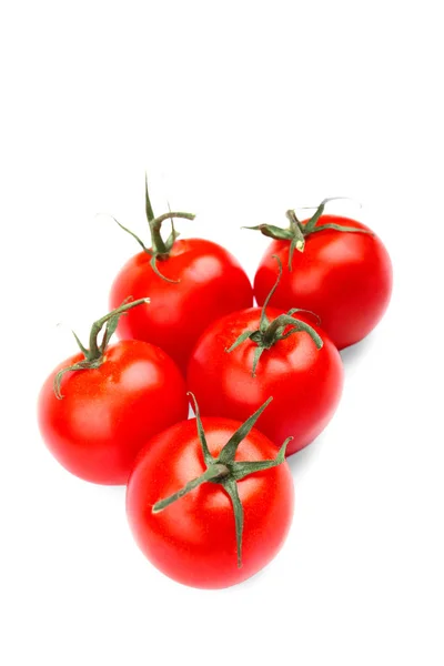 Cinco tomates rojos brillantes frescos, jugosos y saludables, aislados sobre un fondo blanco. Concepto rojo brillante, maduro, crudo, jugoso, fresco, saludable y orgánico . —  Fotos de Stock