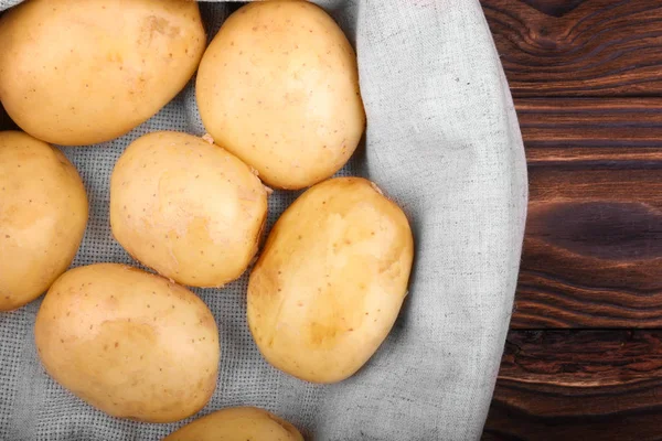 Des pommes de terre biologiques, crues et jeunes. Récolte estivale saine de pommes de terre nouvelles. Légumes frais non cuits et délicieux. Une bonne qualité de pommes de terre . — Photo