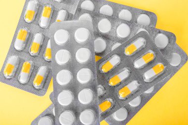 Sağlıklı ilaçlarını yakın çekim çeşitli. Bir close-up paketleri tablet güneşli bir arka plan ile. Prescripted organik kapsül. 