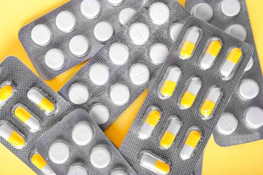 İlaç kavramı. Sarı bir arka plan üzerinde parlak kabarcıklar içinde çeşitli ilaçlar. Prescripted hapları. Sağlıklı tıbbi tedavi. 