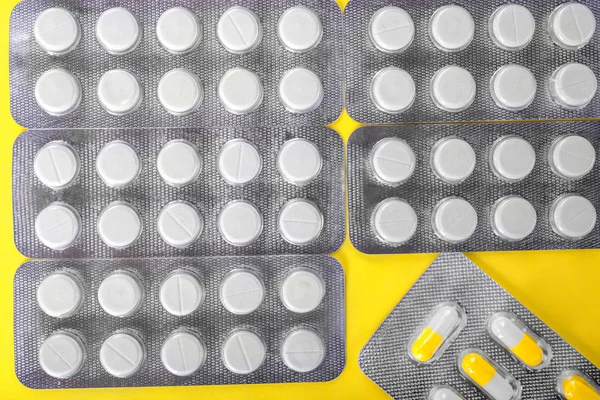 Apotek-konceptet. Närbild organiserade paket på en ljus bakgrund. Ordinerade medicin vita aspirin, smärtstillande medel, läkemedel. — Stockfoto